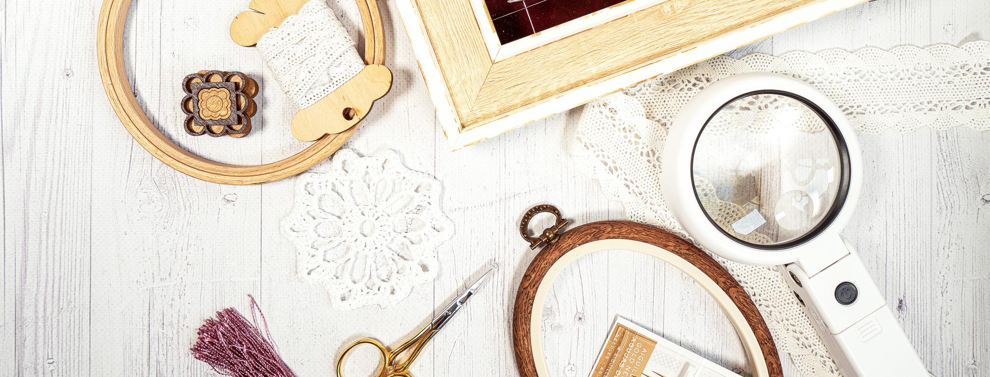 Wnętrze pracowni z tamborkami i stołami